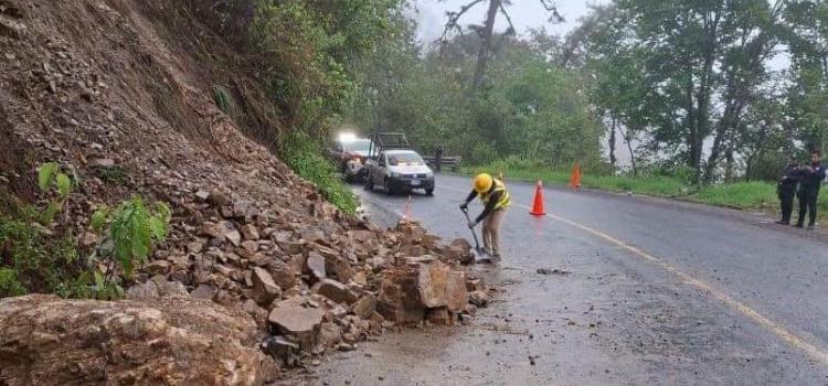 Reportan continuos deslaves en carretera 