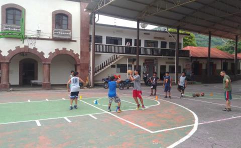 Realizan entrenamientos de baloncesto