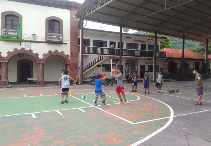 Realizan entrenamientos de baloncesto