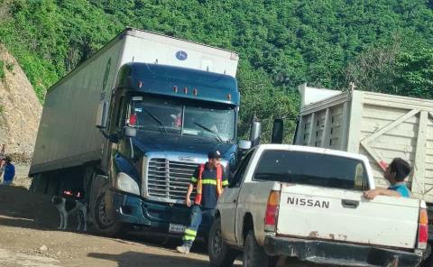 Tráiler quedó atascado en la México-Laredo