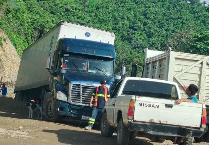 Tráiler quedó atascado en la México-Laredo