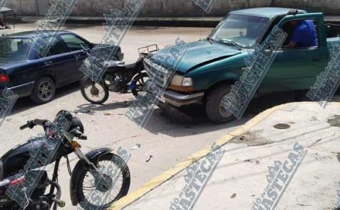 Motociclista se impactó en camioneta
