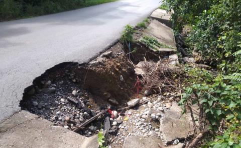 Peligro por desgaje en la carretera