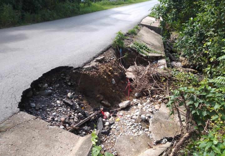 Peligro por desgaje en la carretera