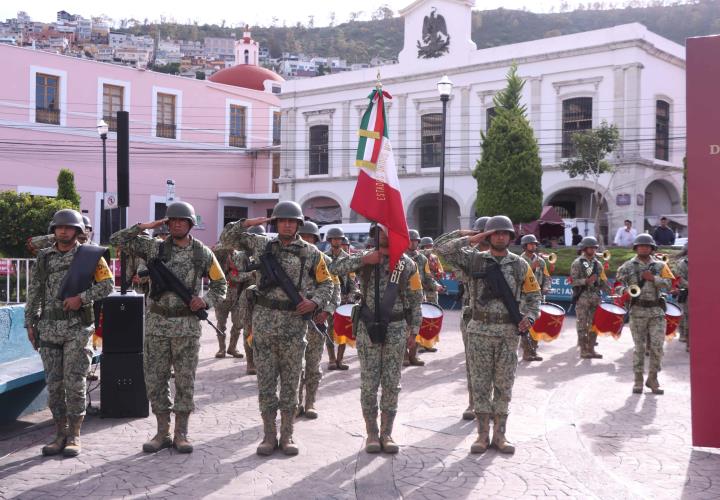 Realizan guardia de honor a Miguel Hidalgo en Pachuca