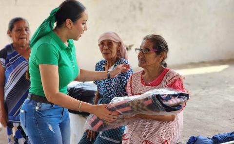 Entregan cobijas a adultos mayores