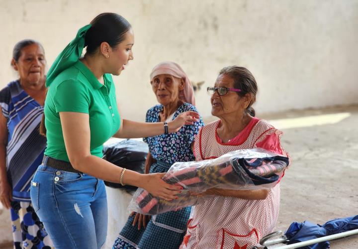 Entregan cobijas a adultos mayores