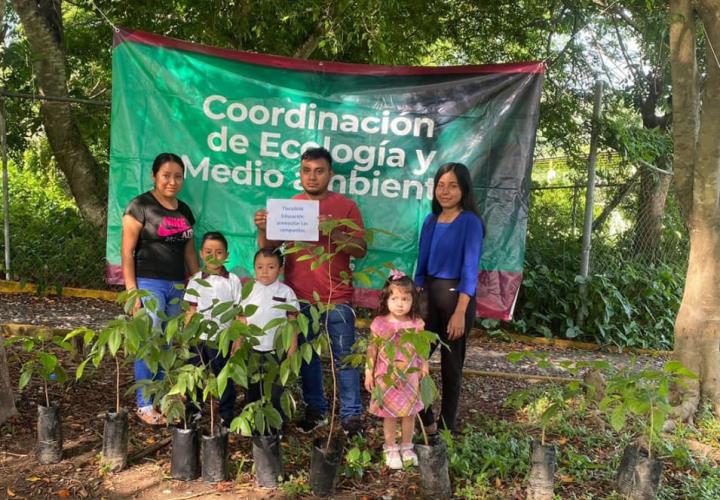 Entregó Ecología arbolitos a escuelas y comunidades