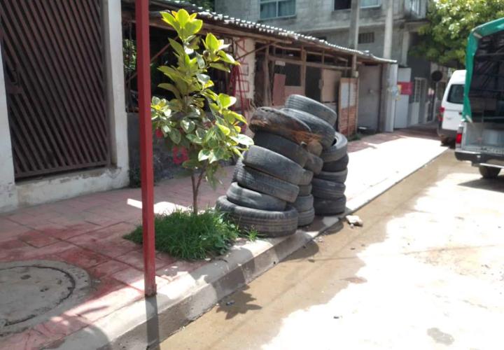 Neumáticos obstruyen el paso peatonal