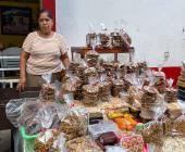 Paisanos compran más dulces típicos 