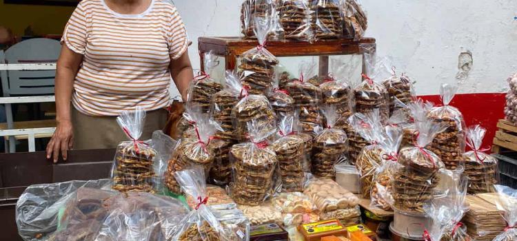 Paisanos compran más dulces típicos 