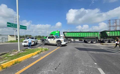 Policía chocó contra tráiler
