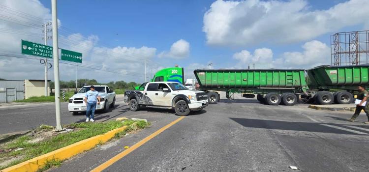 Policía chocó contra tráiler