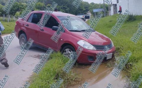 Vehículo cayó a una zanja
