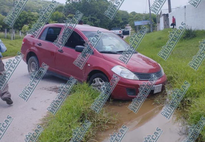 Vehículo cayó a una zanja