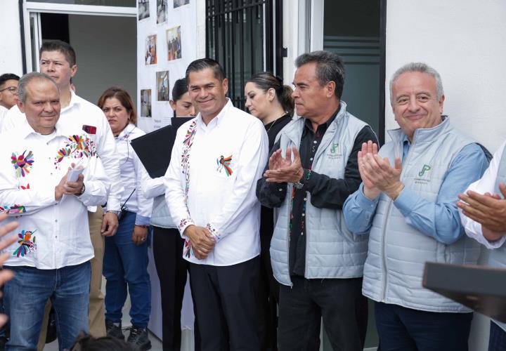 Vigilan construcción de carreteras en Tenango de Doria