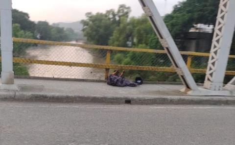 Ebrio colgaba en el puente metálico