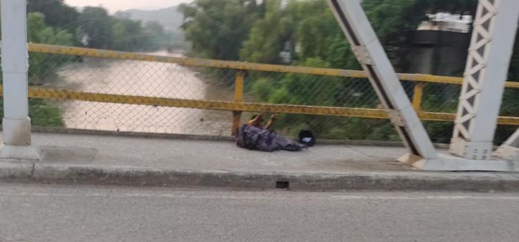 Ebrio colgaba en el puente metálico