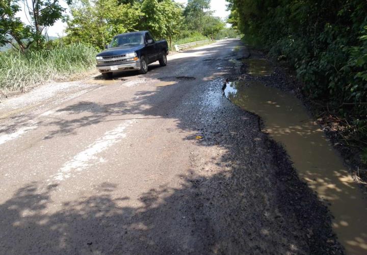 Precaución baches en ruta alterna