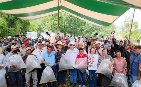 Realiza Saderh siembra de alevines en la Laguna de Metztitlán 
