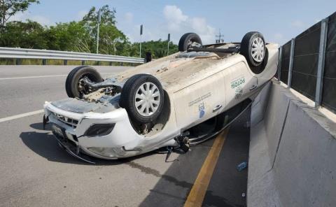 Maestro del Cobach volcó su automóvil