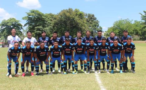 Uniformes el 13 alzó la copa de campeón
