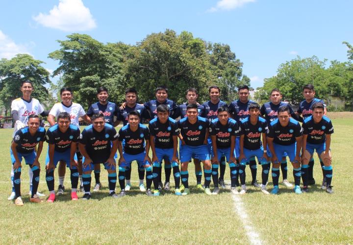 Uniformes el 13 alzó la copa de campeón