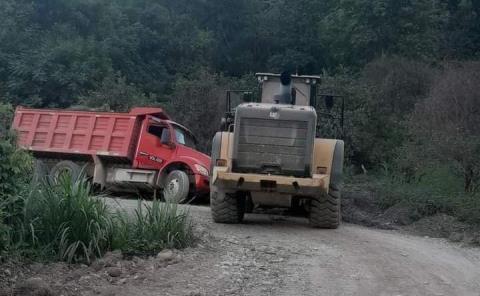 Camión sale del camino en la carretera Tepetate-Cuixcuatitla