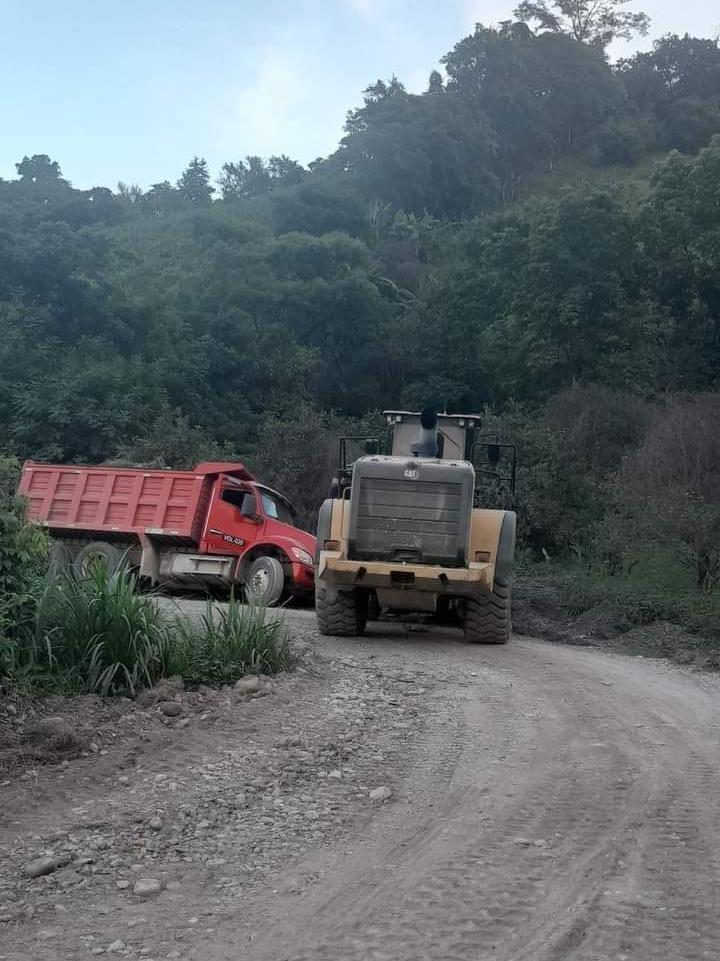 Camión sale del camino en la carretera Tepetate-Cuixcuatitla