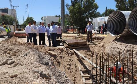 Supervisan avance de colector pluvial
