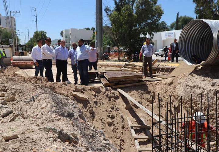 Supervisan avance de colector pluvial