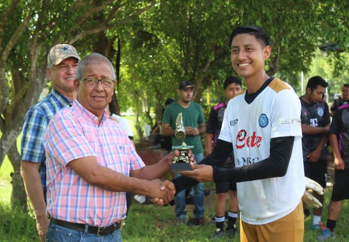 Futbol 7 municipal selló torneo con la premiación