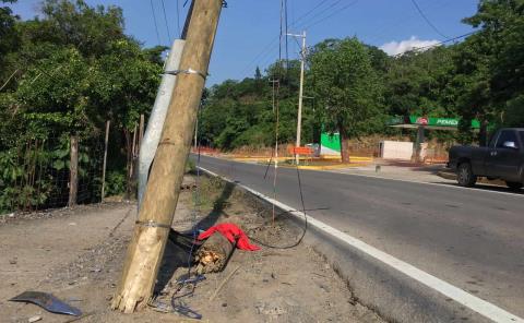 Camioneta se impactó contra poste