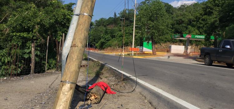 Camioneta se impactó contra poste