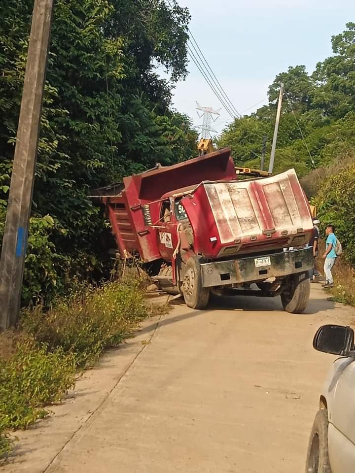 Camión sufrió salida de camino