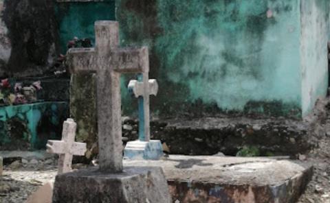 Tumbas abandonadas en el cementerio local