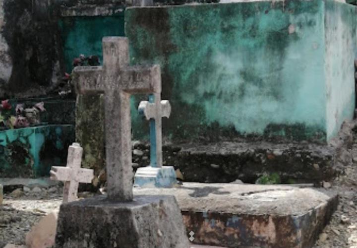 Tumbas abandonadas en el cementerio local