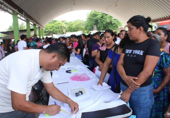 Alcalde entregó apoyos alimenticios