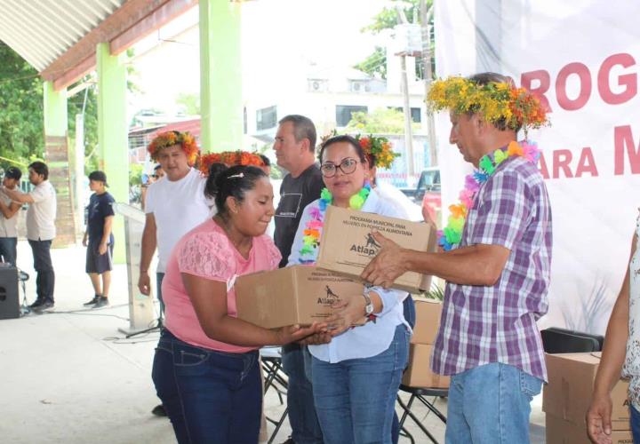 Alcalde entregó apoyos alimenticios