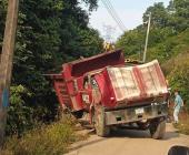 Camión se salió de la carretera