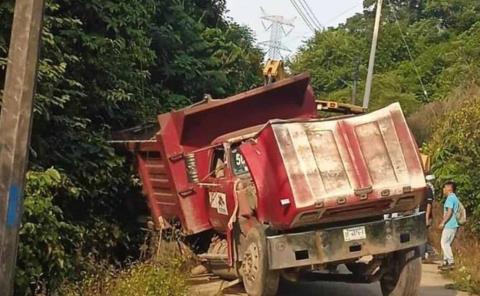 Camión se salió de la carretera