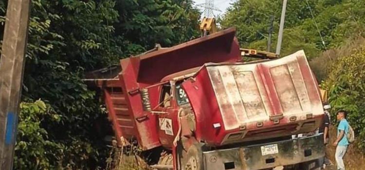 Camión se salió de la carretera