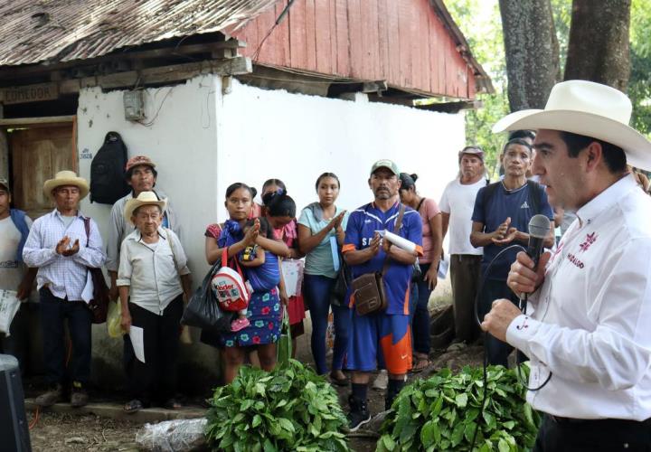 Entrega apoyos agropecuarios titular de Saderh en gira por la Sierra y Huasteca