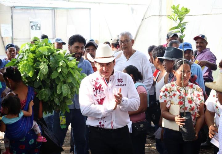 Entrega apoyos agropecuarios titular de Saderh en gira por la Sierra y Huasteca