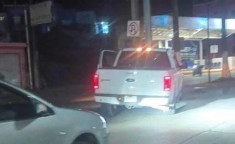 Camioneta se trepó al camellón        
