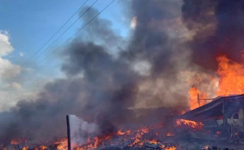 Incendio devastó una  bodega y camionetas
