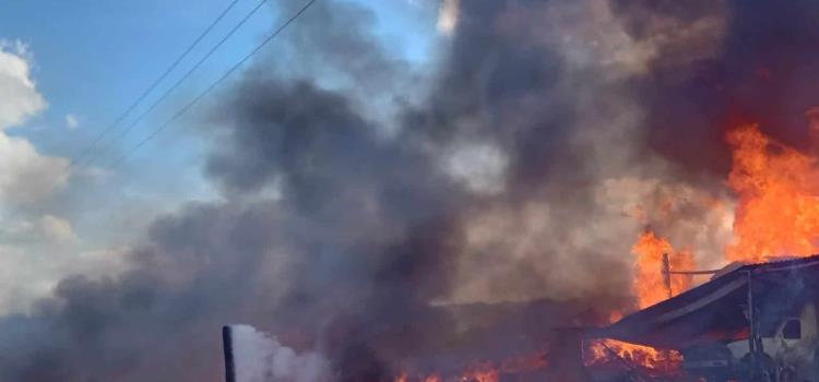 Incendio devastó una  bodega y camionetas