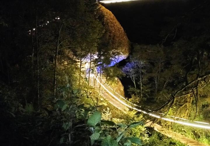 Puentes colgantes iluminados, la nueva atracción de Mineral del Chico