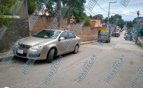 Conductora dañó auto estacionado
