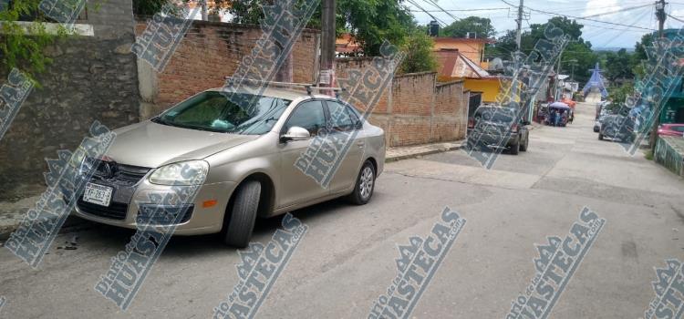 Conductora dañó auto estacionado